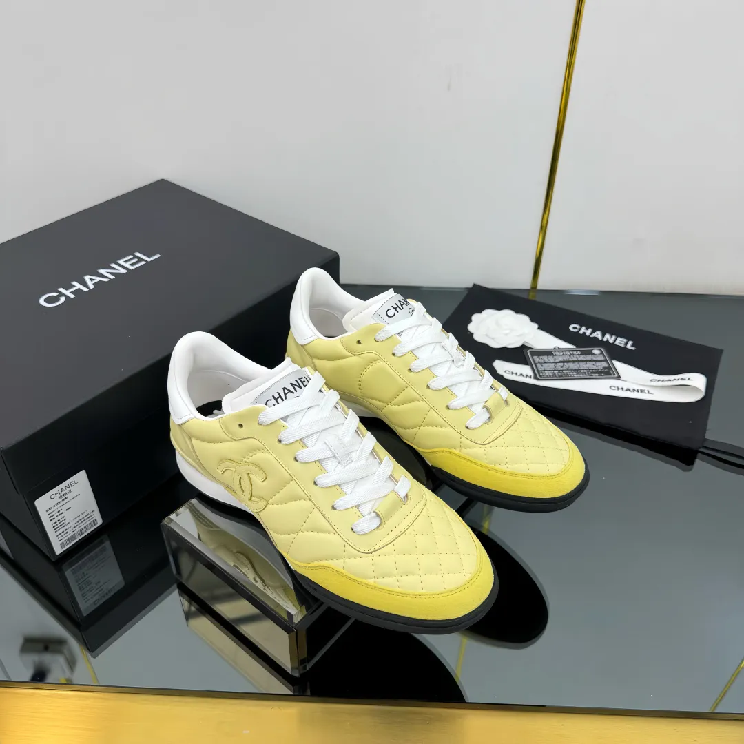 👟👟Ex-factory price 600👟👟 Top version Chanel Chanel - 2025 counter top casual sports shoes. This classic design; the upper is electro-embroidered with a variety of techniques; the outsole is fashionable and sporty; it is extraordinary and incorporates a variety of color matching elements... The diversified mix and match is very beautiful and versatile, and can be used for leisure, fashion, sports and outdoor... ꫛꫀꪝ Go➫ Material: ❶Upper is made of: original imported mercerized velvet + double-layer breathable mesh ❷Inside is made of: original imported breathable mesh ❸Outsole is based on: original TPU combination outsole Counter boutique packaging complete set for women 35–41 👉